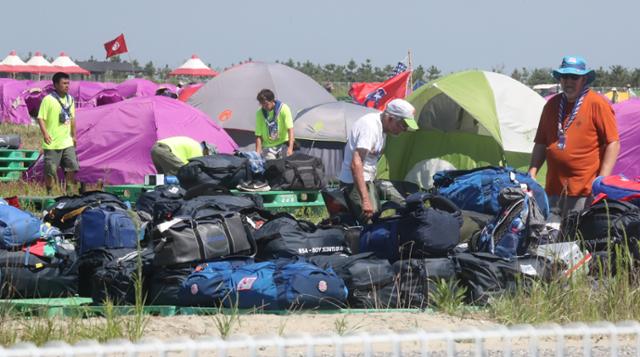 지난해 8월 8일 2023 새만금 세계스카우트잼버리 대원들이 전북 부안군 잼버리 야영장에서 텐트를 철거하고 있다. 연합뉴스