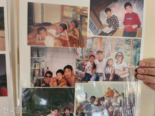 고 김제훈군 어머니 이지연씨가 3월 14일 가족 앨범을 보여주고 있다. 제훈군 부모는 1997년 결혼하며 아이들이 성인이 되면 성장과정이 담긴 앨범을 선물해 주자며 작은 카메라 한 대를 샀다. 원다라 기자