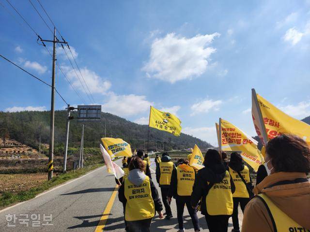 세월호 참사 10주기 전국 시민행진 '안녕하십니까'에 참여한 유족과 시민들이 2월 26일 전남 진도군 들판을 걸어서 지나고 있다. 원다라 기자