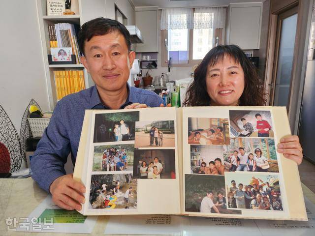 세월호 참사 희생자 고 김제훈군 부모가 3월 14일 안산 자택에서 가족 앨범을 들어보이고 있다. 갓 태어난 제훈군 사진으로 시작한 앨범은 제훈군의 영정사진으로 끝났다. 원다라 기자