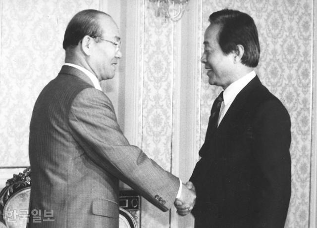 1987년 6월 24일 전두환(왼쪽) 대통령과 김영삼 통일민주당 총재가 영수회담에 앞서 악수하고 있다. 한국일보 자료사진