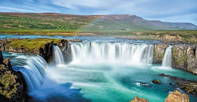 아이슬란드 레이캬비크의 굴포스 폭포 ㅣ 황금빛(Gul) 폭포(foss)라는 뜻의 폭포로, 아이슬란드의 역사가 시작된 싱벨리어 국립공원과 함께 골든서클의 한 축을 구성한다. /비타투어 제공