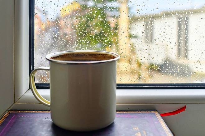 비가 내리면 습해진 대기로 인해 커피가 더 풍미 있게 느껴지기도 한다./사진=클립아트코리아