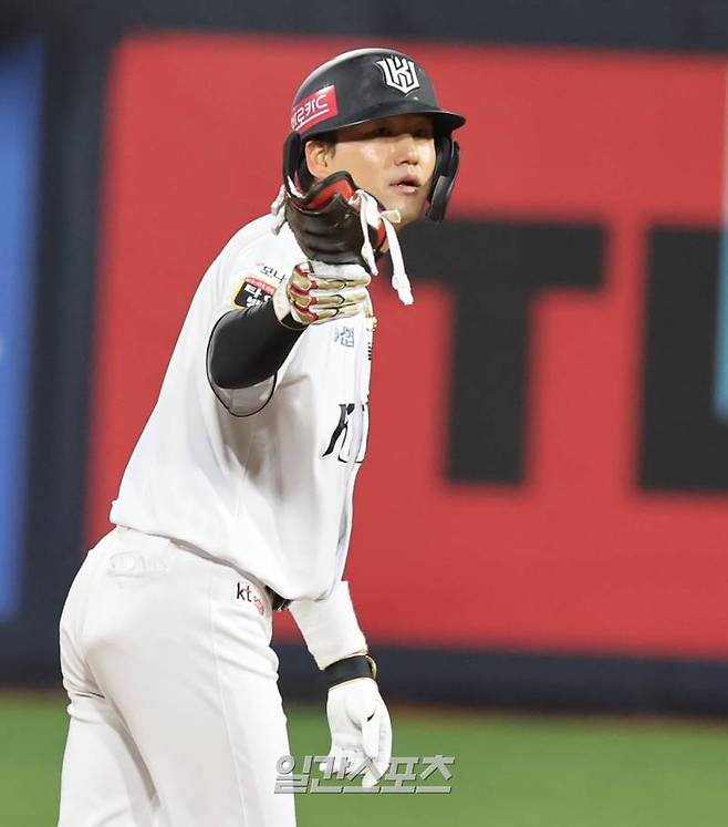 24일 오후 수원 KT위즈파크에서 열린 프로야구 한화와 KT 경기. KT 김상수가 4회 2타점 2루타를 날리고 기뻐하고있다. 수원=정시종 기자 capa@edaily.co.kr