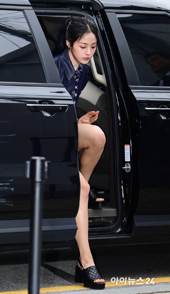 '하차부터 심쿵' 그룹 뉴진스 민지가 23일 오후 서울 성동구 성수동 인근에서 열린 샤넬 루쥬 알뤼르 팝업 행사에 참석하고 있다. [사진=정소희 기자]