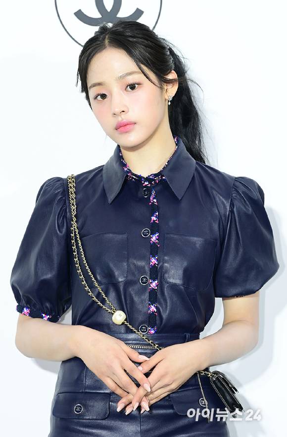 '무표정도 예쁨' 그룹 뉴진스 민지가 23일 오후 서울 성동구 성수동 인근에서 열린 샤넬 루쥬 알뤼르 팝업 행사에 참석하고 있다. [사진=정소희 기자]