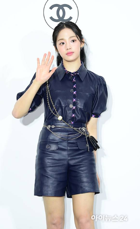 '상큼한 손인사' 그룹 뉴진스 민지가 23일 오후 서울 성동구 성수동 인근에서 열린 샤넬 루쥬 알뤼르 팝업 행사에 참석하고 있다. [사진=정소희 기자]