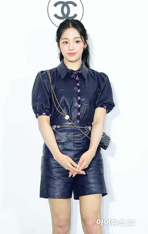 '취재진 요청에 미소 살짝' 그룹 뉴진스 민지가 23일 오후 서울 성동구 성수동 인근에서 열린 샤넬 루쥬 알뤼르 팝업 행사에 참석하고 있다. [사진=정소희 기자]