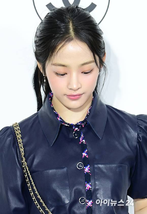 '빠져드는 분위기' 그룹 뉴진스(NewJeans) 민지가 23일 오후 서울 성동구 성수동 인근에서 열린 샤넬 루쥬 알뤼르 팝업 행사에 참석하고 있다. [사진=정소희 기자]