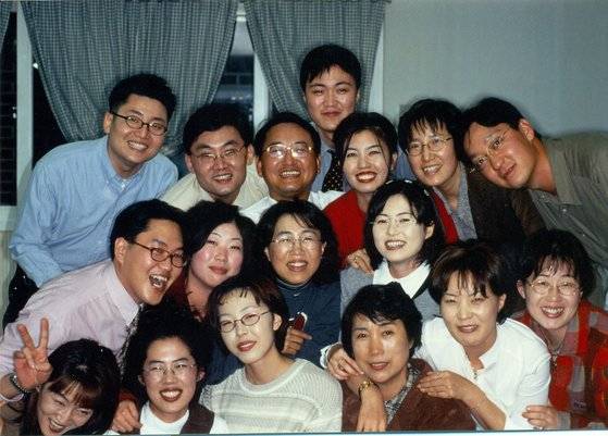 원주 세브란스병원 전공의 2년차 때 인생의 은사인 정윤규 교수님(맨 뒷줄 왼쪽에서 세 번째), 전공의들, 간호사들과 함께한 홍준표 박사(맨 뒷줄 왼쪽에서 첫 번째). [사진 홍준표]