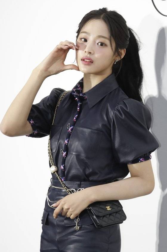 뉴진스 민지가 23일 서울 성동구 한 매장에서 열린 패션브랜드 행사에서 포즈를 취하고 있다. 뉴스1