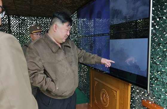 김정은 북한 국무위원장이 22일 '핵반격가상종합전술훈련'을 지도하는 모습. 노동신문. 뉴스1.