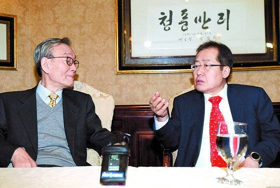 19대 대선기간이던 2017년 4월 홍준표 자유한국당 대선후보(오른쪽·현 대구시장)가 서울 여의도 한 식당에서 노재봉 전 국무총리와 회동하고 있다. 오종택 기자