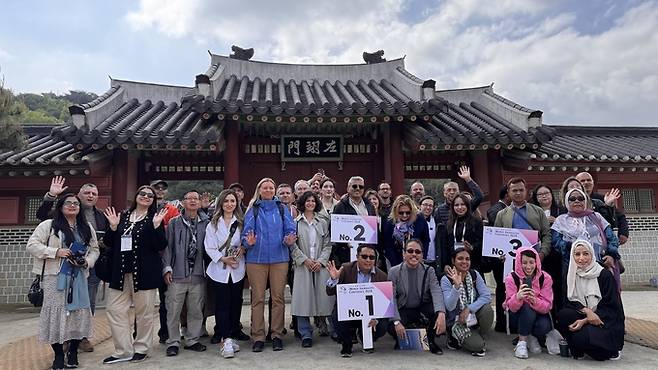 '2024 세계기자대회' 참가자들이 24일 수원화성 행궁 앞에서 단체사진을 찍은 모습. /한국기자협회