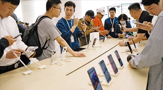 < 화웨이폰 ‘퓨라70’ 대히트 >  지난 18일 중국 베이징에 있는 화웨이 플래그십 매장에 신형 스마트폰 ‘퓨라70’을 보려는 중국인이 몰려 있다.   로이터