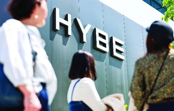 시민들이 23일 서울 용산구 하이브 사옥 앞을 지나고 있다. 하이브와 어도어가 다툼을 벌이면서 주가 하락, 소속 아티스트 이미지 추락 등 파장이 일고 있다. 연합뉴스