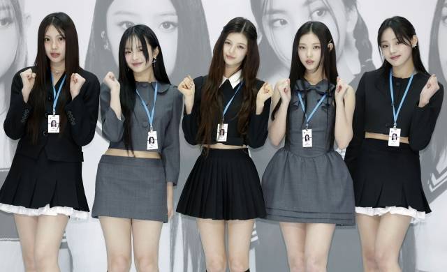 인천공항세관 홍보대사에 위촉된 그룹 뉴진스가 지난달 22일 인천국제공항 제1여객터미널 밀레니엄홀에서 열린 홍보대사 위촉식 행사장에서 포즈를 취하고 있다. 뉴시스