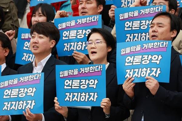 ▲22일 국회 본청에서 8개 야당과 언론인단체 등이 모여 22대 국회에서 언론장악을 저지하고 언론개혁 입법을 추진해야 한다고 주장하고 있다. 왼쪽부터 이준석 개혁신당 대표, 윤희숙 진보당 상임대표, 윤창현 언론노조 위원장. 사진=진보당 제공