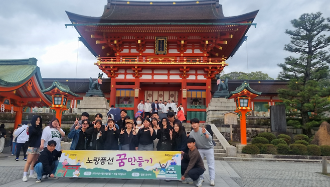 참가자와 관계자들이 단체사진을 찍고 있다 / 사진=김혜성 여행+ 기자