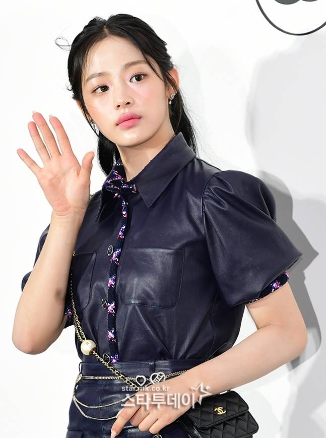 뉴진스 민지가 굳은 얼굴로 손인사하고 있다. 강영국 기자