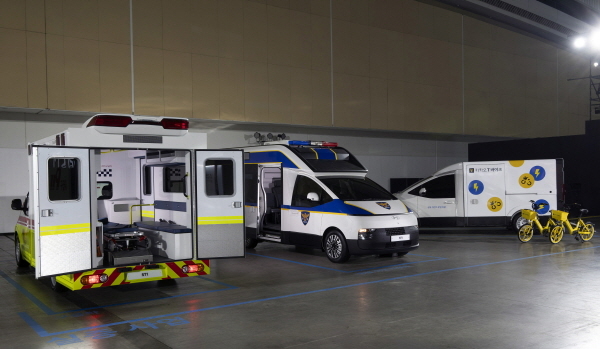 (왼쪽부터) ST1 응급 구조차, 경찰 작전차, 전기 바이크 충전차가 전시된 모습 [사진제공=현대차]