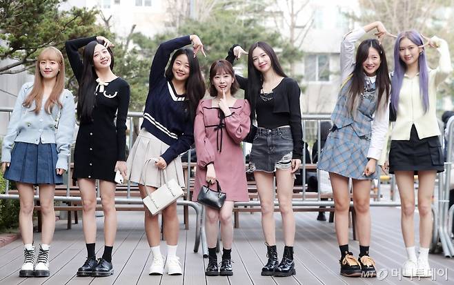 걸그룹 체리블렛이 지난해 서울 영등포구 여의도동 KBS 신관홀에서 진행된 '뮤직뱅크' 리허설에 참석하며 포즈를 취하고 있다.