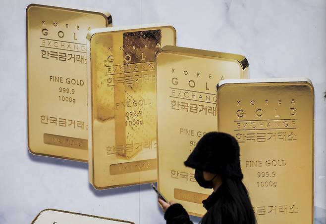 서울시내 금은방 앞을 한 시민이 지나고 있다. /사진=뉴시스