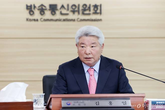 (과천=뉴스1) 민경석 기자 = 김홍일 방송통신심의위원회(방통위) 위원장이 27일 오후 경기 과천 방통위에서 열린 제16차 위원회 회의를 주재하고 있다.  이날 회의에서는 2024년도 종합편성·보도전문 방송채널사용사업자 재승인에 관한 건 등을 논의한다. 2024.3.27/뉴스1  Copyright (C) 뉴스1. All rights reserved. 무단 전재 및 재배포,  AI학습 이용 금지. /사진=(과천=뉴스1) 민경석 기자