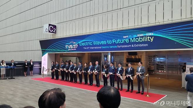 24일 오전 9시40분쯤 서울 강남구 삼성동 코엑스. '제37회 세계전기자동차 학술대회 및 전시회'(EVS37) 개막식이 열리고 있는 모습./사진=김도균 기자