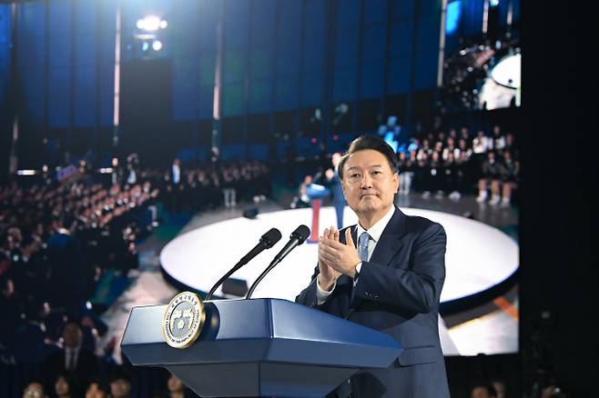 윤석열 대통령이 초대 우주항공청장으로 윤영빈 서울대 항공우주학과 교수를 임명할 것으로 보인다. 사진은 윤 대통령이 지난달 13일 사천 한국항공우주산업에서 열린 대한민국 우주산업 클러스터 출범식에서 축사하던 중 박수치는 모습. /사진=뉴시스(대통령실 제공)