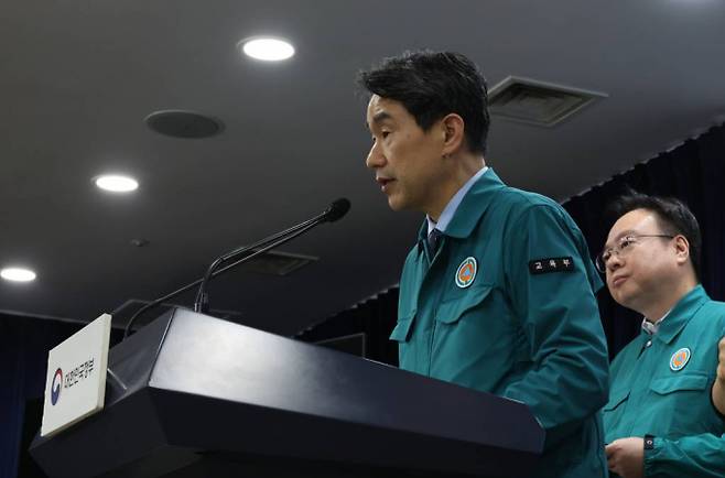 이주호 사회부총리 겸 교육부 장관이 의대를 운영하고 있는 40개 대학 총장과 비대면 간담회를 가진다. 사진은 지난 19일 서울 종로구 정부서울청사에서 열린 거점국립대 총장 건의에 대한 정부입장 등 의대증원 관련 특별 브리핑에서 기자들의 질문에 답하고 있는 이주호 부총리. /사진= 뉴시스