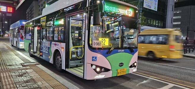 노란색의 마을버스에서 청록색의 시내버스로 바뀐 구082번 버스. / 사진제공=고양특례시