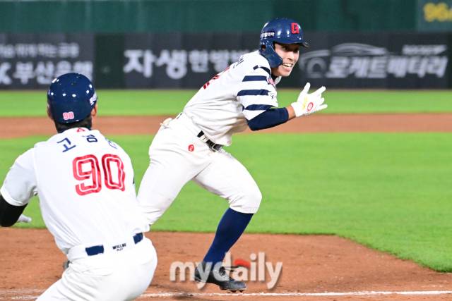 2024년 4월 24일 부산 사직야구장에서 진행된 '2024 신한 SOL 뱅크 KBO 리그' SSG-롯데의 경기. 롯데 황성빈이 3회말 1사 1루에서 3루타를 때린 뒤 수비 실책으로 홈까지 쇄도하고 있다./부산 = 곽경훈 기자 kphoto@mydaily.co.kr