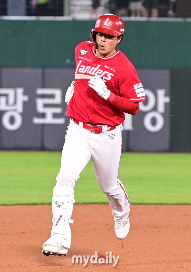 2024년 4월 24일 부산 사직야구장에서 진행된 '2024 신한 SOL 뱅크 KBO 리그' SSG-롯데의 경기. SSG 한유섬이 5회말 솔로 홈런을 때린 뒤 그라운드를 돌고 있다./부산 = 곽경훈 기자 kphoto@mydaily.co.kr