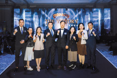 지난 18일 열린 ‘2024 신한라이프 영업대상’ 시상식에서 김순기 전략기획그룹장(오른쪽에서 네번째)과 베트남 법인 임직원들이 기념 촬영을 하고 있다.