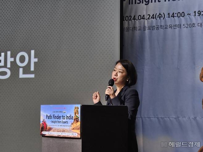 김진아 유니콘인큐베이터 대표가 24일 서울대 글로벌공학교육센터에서 열린 ‘2024 제1회 상생포럼’에서 벵갈루루 중심의 ICT 창업 생태계에 대해 발표하고 있다. 김민지 기자