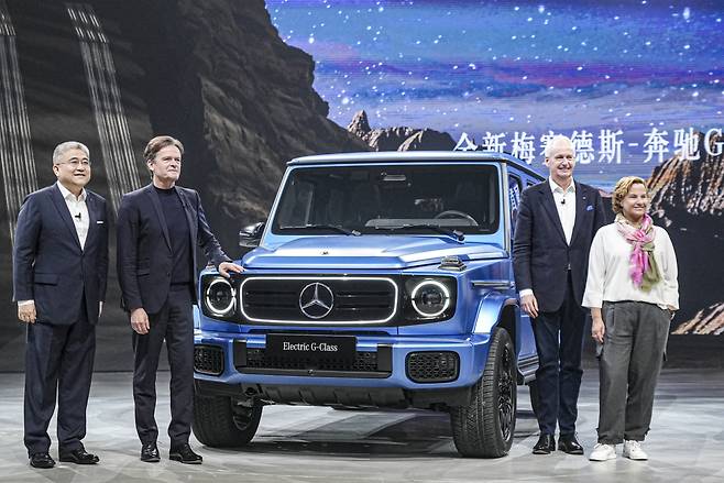 메르세데스-벤츠 관계자들이 G580 앞에서 기념사진을 촬영하고 있다. [베이징 공동취재단]