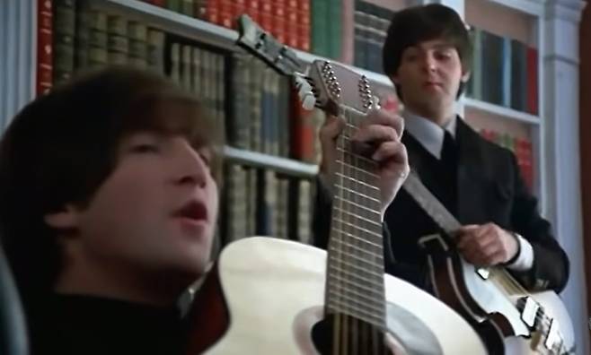 영화 '헬프'에서 존 레논이 'You've Got to Hide Your Love Away'을 부르며 프라무스사의 12현 기타를 연주하고 있다. 이 기타는 50여년만에 영국의 한 주택 다락방에서 발견돼 경매에 부쳐진다.
