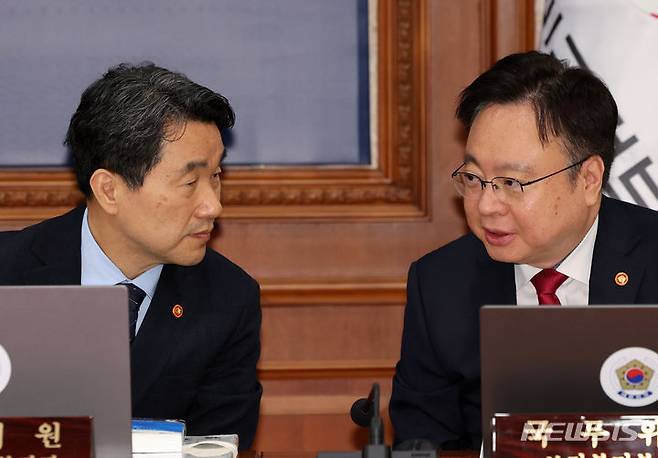 [서울=뉴시스] 배훈식 기자 = 이주호(왼쪽) 사회부총리 겸 교육부 장관과 조규홍 보건복지부 장관이 지난 23일 오전 서울 종로구 정부서울청사에서 열린 국무회의에 참석해 대화하고 있다. 2024.04.23. dahora83@newsis.com