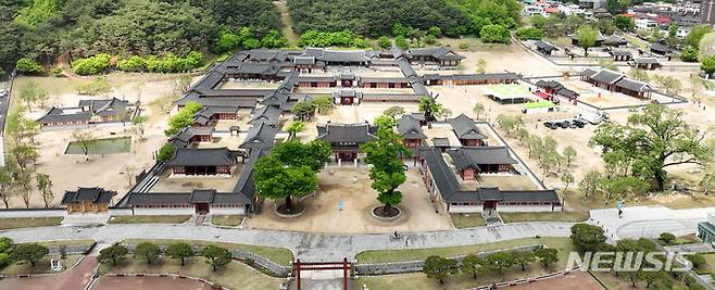 [수원=뉴시스] 김종택기자 = 일제강점기에 훼손됐던 수원 화성행궁이 119년만에 완전한 모습으로 복원됐다. 1789년 정조대왕이 세운 화성행궁은 평상시에는 관청으로 사용하다가 임금이 수원에 행차할 때는 임금과 수행 관원들이 머무는 궁실로 이용됐다. 사진은 24일 복원사업을 통해 원래 모습을 되찾은 화성행궁 모습. 2024.04.24. jtk@newsis.com