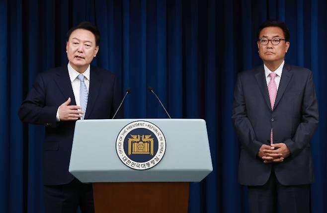 윤석열 대통령, 현안 질문에 답변     (서울=연합뉴스) 홍해인 기자 = 윤석열 대통령이 22일 서울 용산 대통령실 청사에서 열린 인사브리핑에서 신임 대통령 비서실장으로 임명된 국민의힘 정진석 의원을 소개한 뒤 더불어민주당 이재명 대표와의 영수회담 등 현안 관련 취재진의 질문에 답하고 있다. 2024.4.22     hihong@yna.co.kr (끝)   연합뉴스