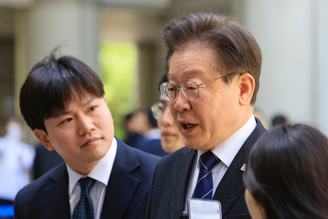 ▲더불어민주당 이재명 대표가 지난 23일 오전 서초구 서울중앙지방법원에서 열린 대장동·성남FC·백현동 배임·뇌물 등 혐의 관련 1심 속행 공판에 출석하며 취재진 질문에 답하고 있다. ⓒ연합뉴스