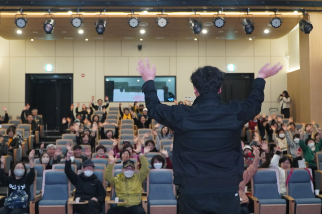 박정용 강사의 인사에 수강생들이 손을 흔들며 화답하고 있다. 정예지 기자