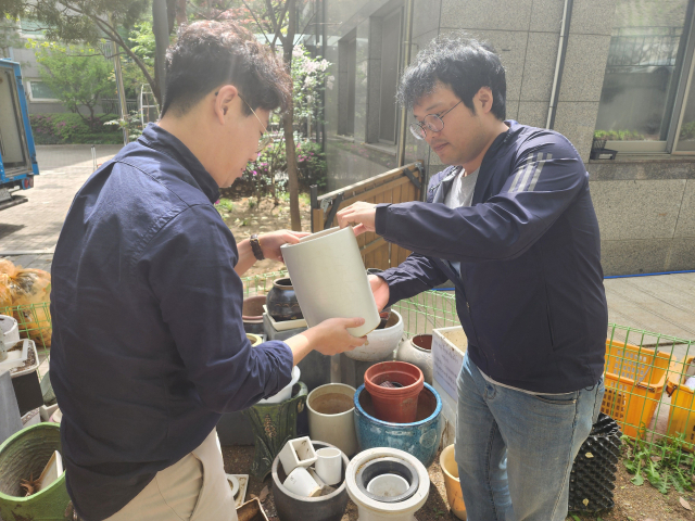 서울 성동구가 ‘희망 화수분 사업’을 위한 화분을 수거하는 모습. 사진 제공=서울 성동구