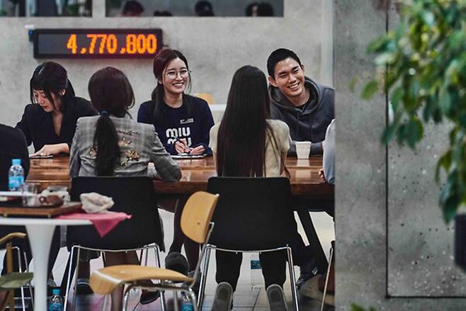 <사상검증구역: 더 커뮤니티> 출연자들이 서로 이야기를 나누며 웃고 있다. ⓒ웨이브 제공