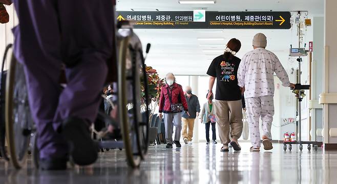 의대 교수들이 사직서를 제출한 지 한 달이 다 되어가며 무더기 사직이 현실화할 수 있다는 우려가 제기되고 있는 가운데 23일 오전 서울 시내 한 대학병원에서 환자들이 이동하고 있다. ⓒ연합뉴스