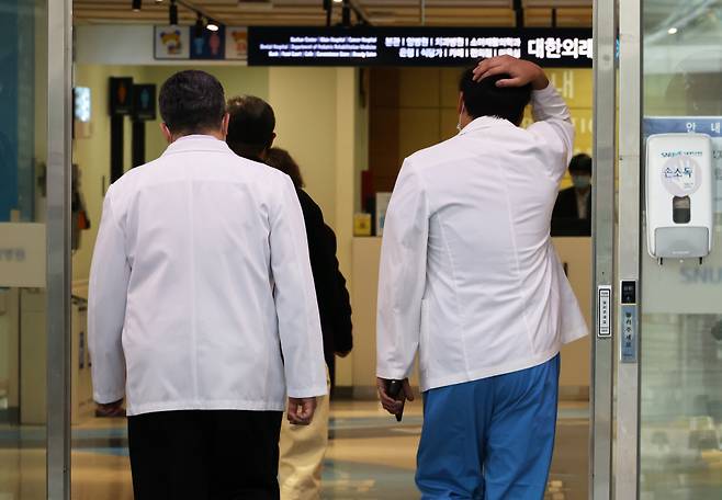 3월18일 의료진들이 서울대학교병원 어린이병원에서 이동하는 모습 ⓒ연합뉴스