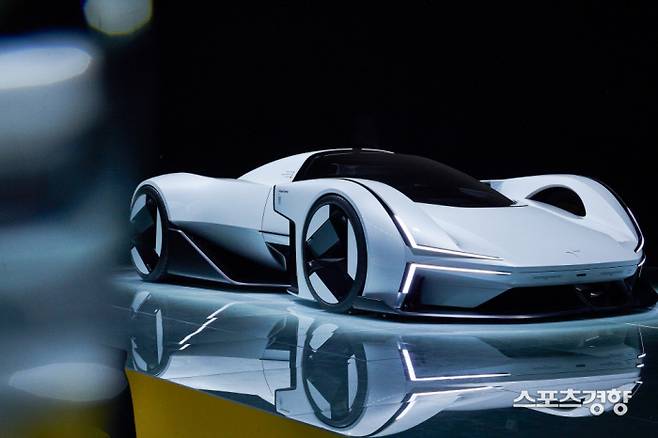 폴스타 시너지. 폴스타 디자인을 가장 잘 드러낸 슈퍼 모터스포츠카다. 순수 EV 모델로 개발될 예정이다.