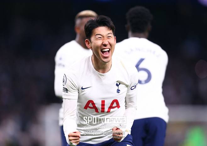 ▲ 토트넘의 손흥민은 2020-21시즌 잉글랜드 프리미어리그 11라운드에서 아스날을 상대로 선발 출전했다. 그리고 전반 13분 해리 케인의 패스를 받아 박스 앞까지 볼을 몰고 들어간 뒤, 환상적인 오른발 감아차기로 아스날의 골망을 갈랐다. 당시 아스날의 골문을 지키고 있던 베른트 레노는 손흥민의 슈팅을 막기 위해 다이빙을 시도했지만, 볼은 그대로 골문으로 빨려 들어갔다.