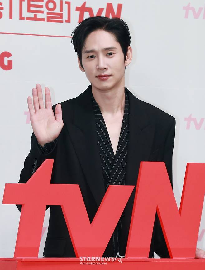배우 박성훈이 7일 오전 서울 라마다신도림 호텔에서 진행된 tvN 토일드라마 '눈물의 여왕' 제작발표회에 참석해 포즈를 취하고 있다.  퀸즈 그룹 재벌 3세인 '백화점의 여왕' 홍해인과 용두리 이장 아들인 '슈퍼마켓 왕자' 백현우 3년차 부부의 아찔한 위기와 기적처럼 다시 시작되는 사랑 이야기 '눈물의 여왕'은 오는 9일 첫 방송된다. /2024.03.07 /사진=이동훈
